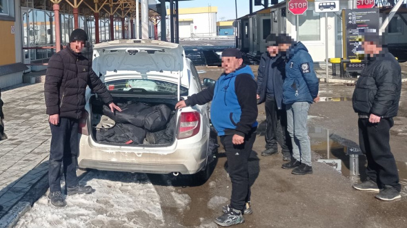 Незаконного мигранта нашли на границе в Оренбургской области в багажнике легкового автомобиля