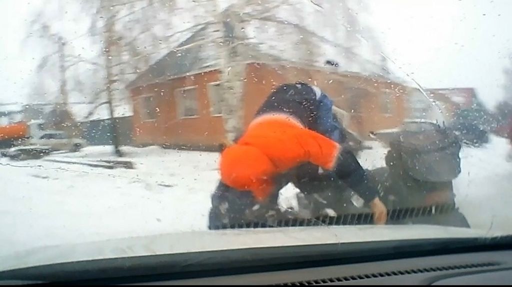Момент столкновения автомобиля и снегохода. Фото: УМВД России по Оренбургской области