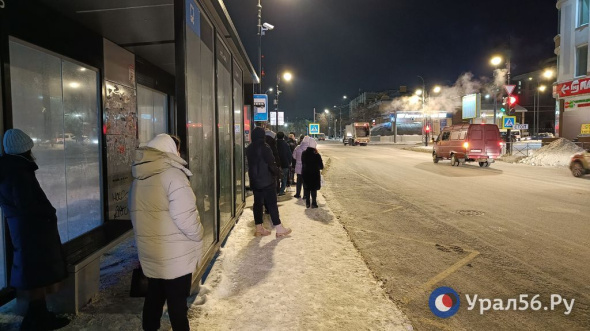 Жители поселка Солнечный в Оренбурге, куда обещали пустить маршрут 57Н, третий день не могут дождаться транспорта