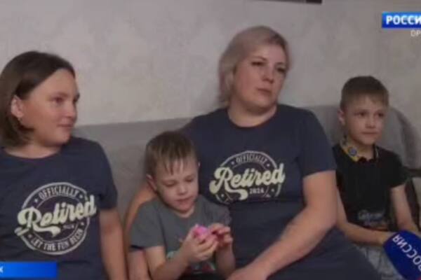 Лилия Вайгнер с детьми. Источник: Стоп-кадр из видео ТГ-канала «Вести Оренбуржья»