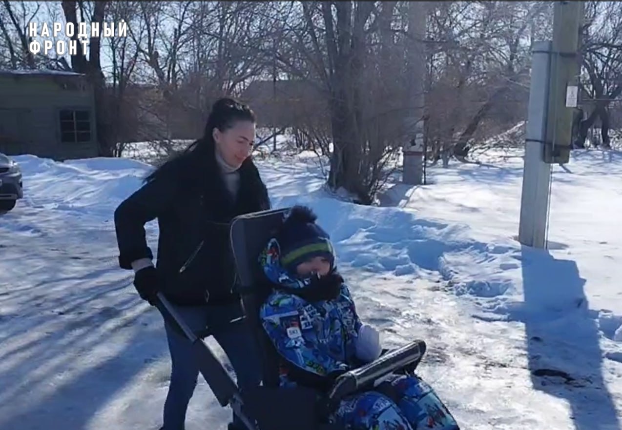 Женщина с ребенком на станции Донгузской. Фото: Народный фронт 