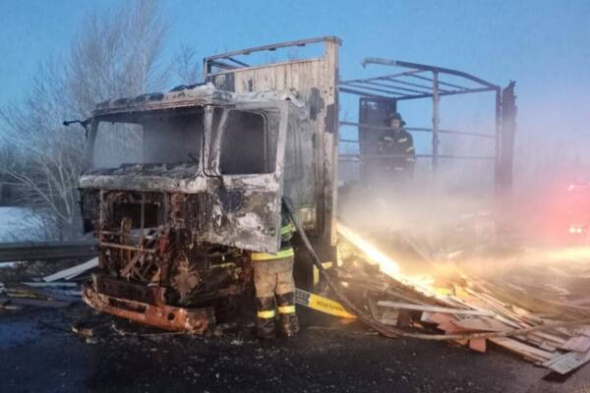 Вышел из машины перед тем, как она загорелась: на трассе в Оренбургской области сгорел грузовик