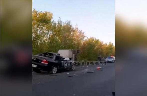 В Оренбурге серьезное ДТП: один из автомобилей перевернулся 
