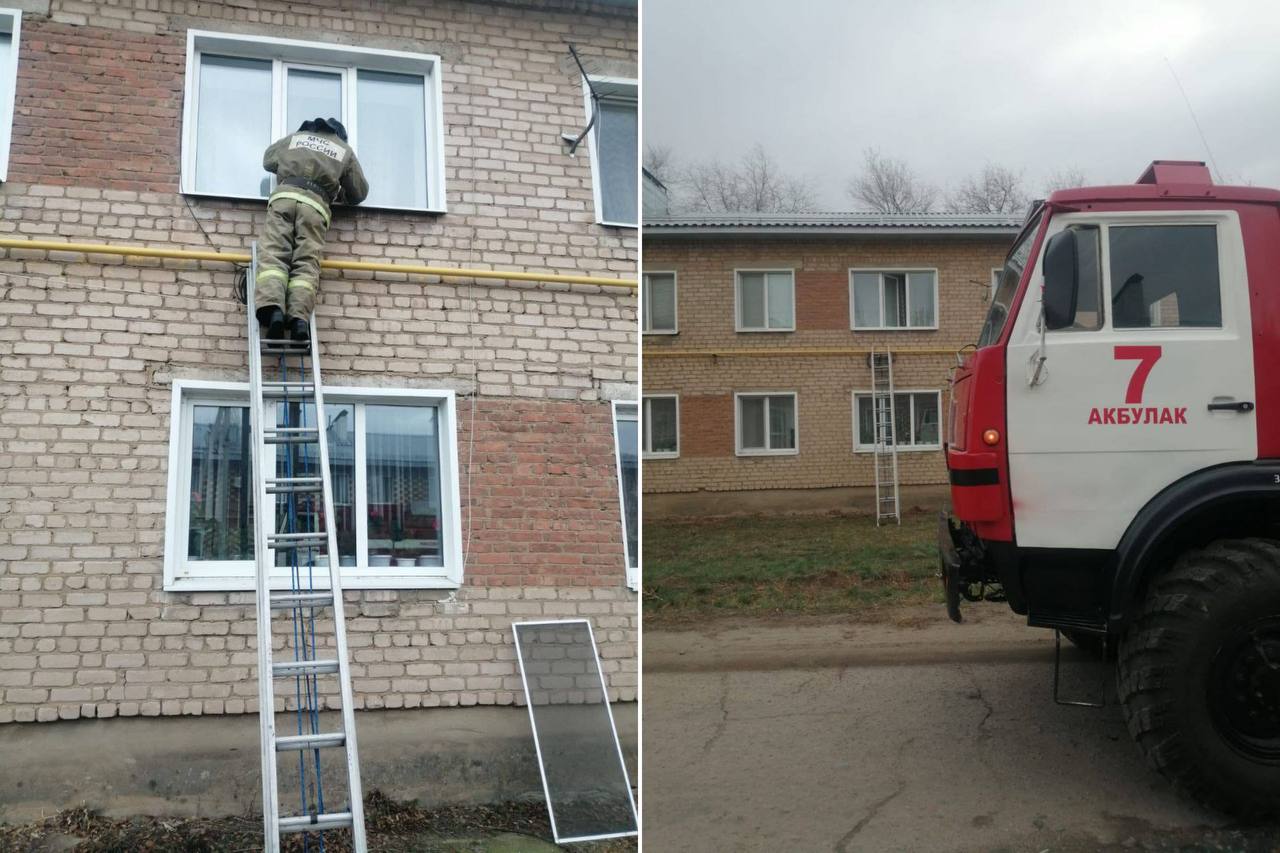 Пожарные пытаются попасть в квартиру через окно. Фото: МЧС по Оренбургской области