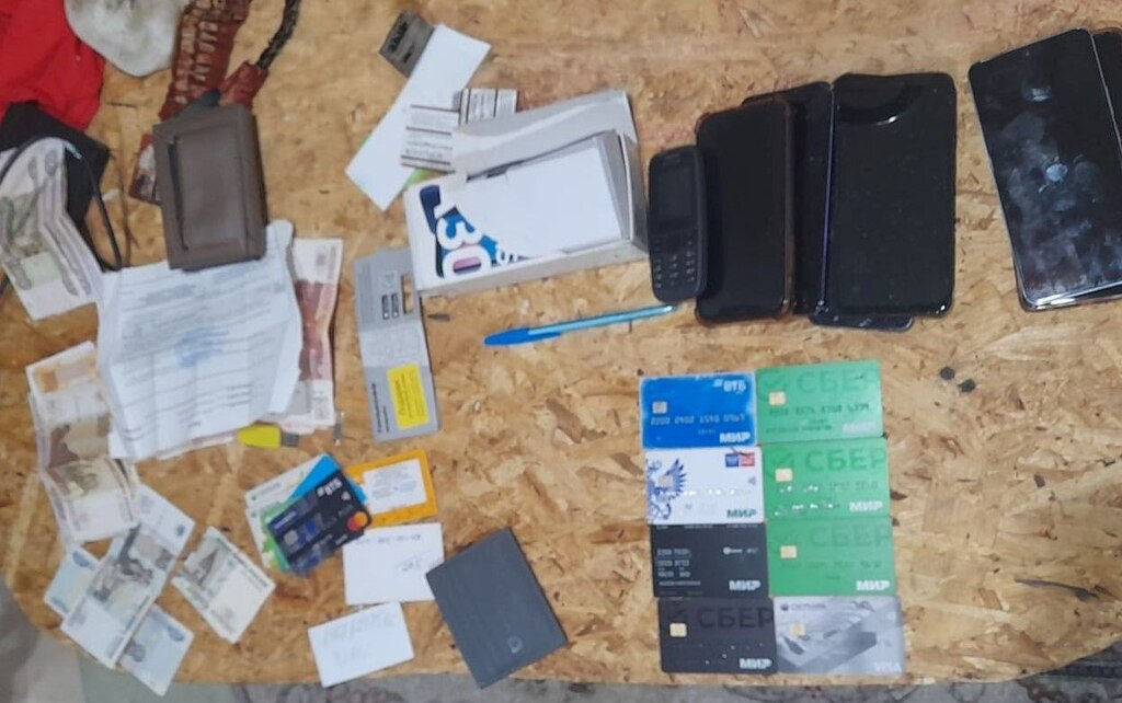 Вещи обнаруженные при задержании девушки. Фото: УМВД России по Оренбургской области