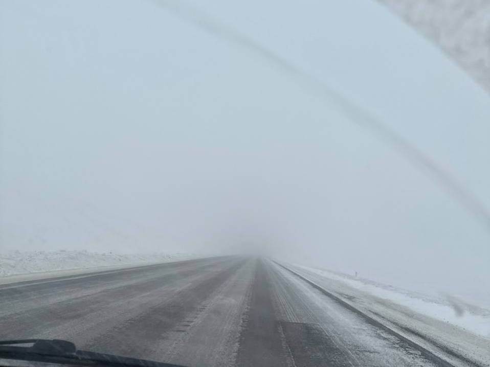 Из-за тумана на трассе Оренбург – Орск местами плохая видимость, фото очевидца