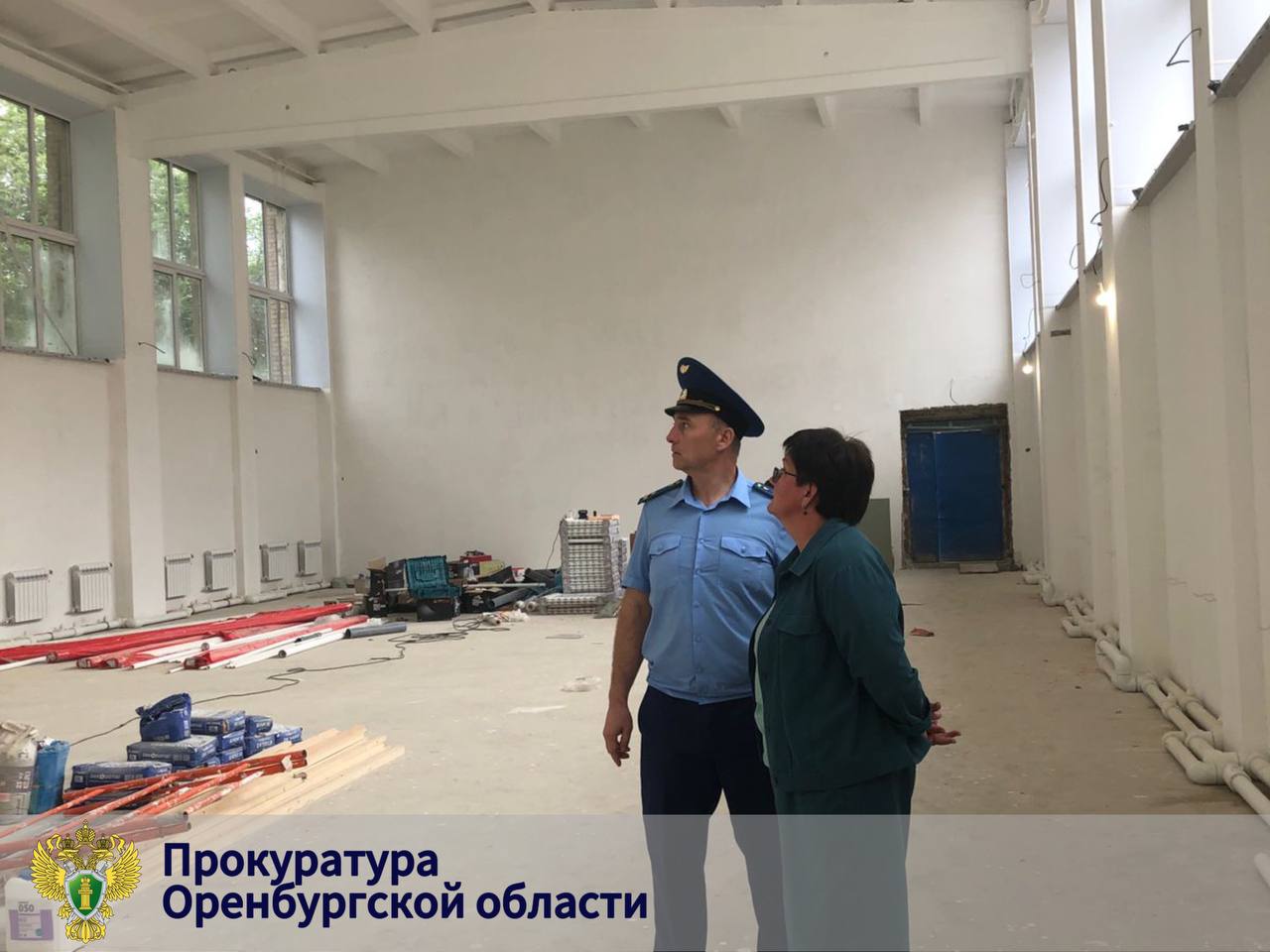 В ходе проверки школы. Фото: Прокуратура Оренбургской области 