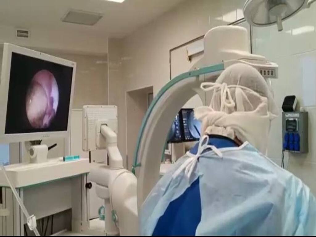 Проведение операции на новом оборудовании. Скриншот с видео Минздрава Оренбургской области