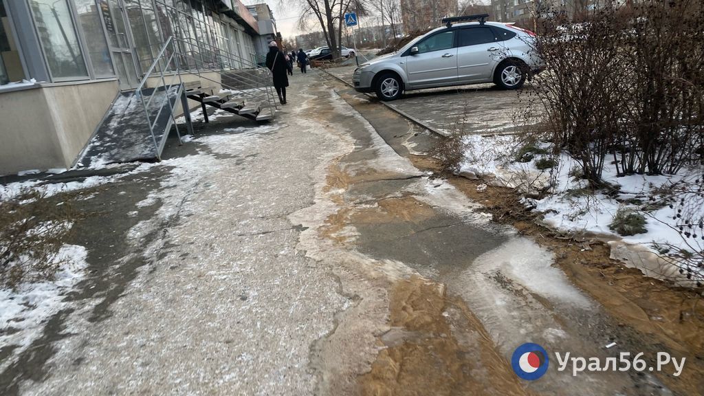 Фото последствий паводка овчинка улица энергетиков Последствия коммунальной аварии в Орске: тротуар и проезжая часть покрылись льдо