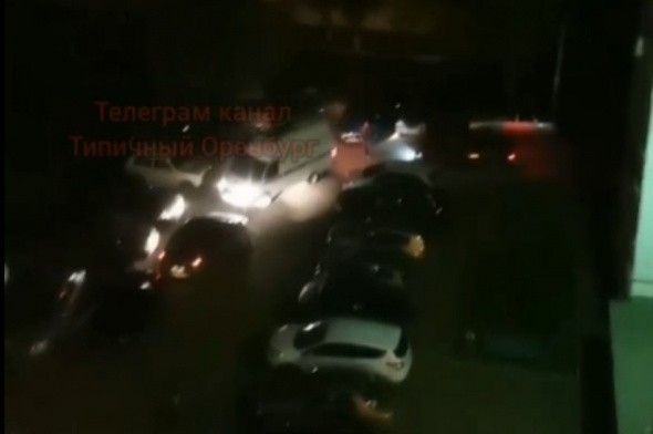 Соцсети: В одном из дворов Оренбурга заблокировали проезд скорой помощи 