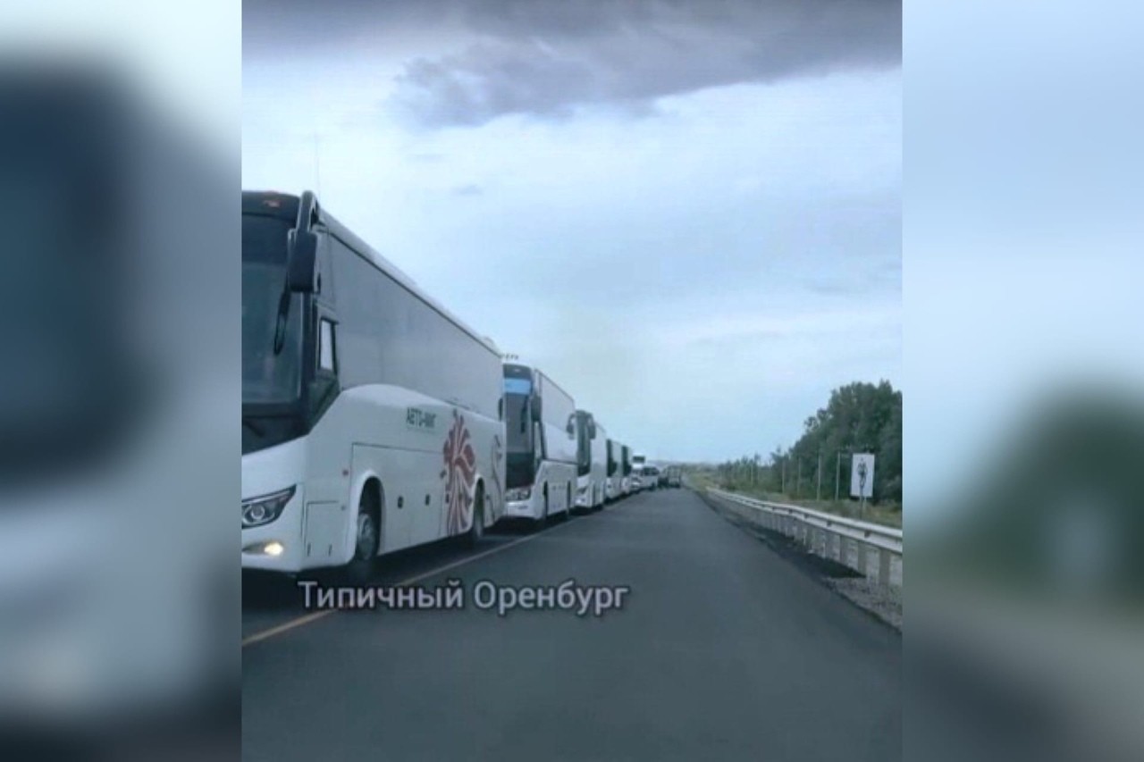 На въезде в Соль-Илецк возникают пробки из пассажирских автобусов и легковых автомобилей