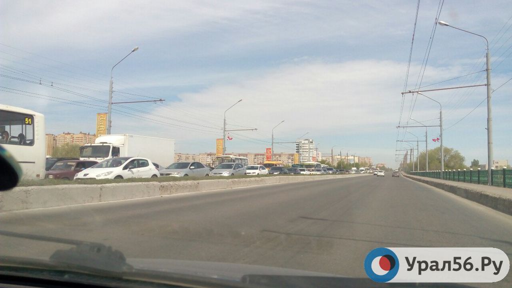 В Оренбурге из-за дорожных работ образовалась пробка на улице Терешковой