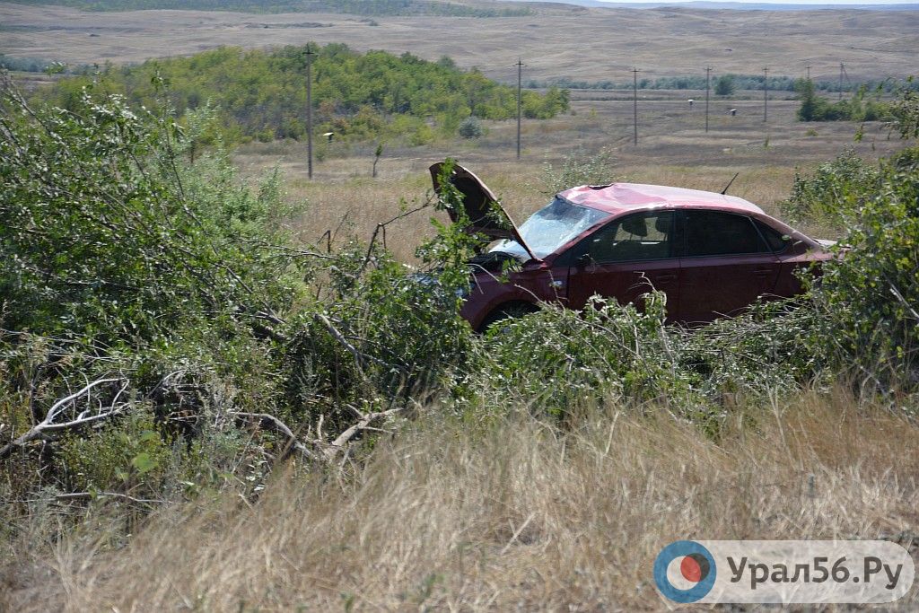 На дороге Орск – Новотроицк перевернулся Volkswagen Polo