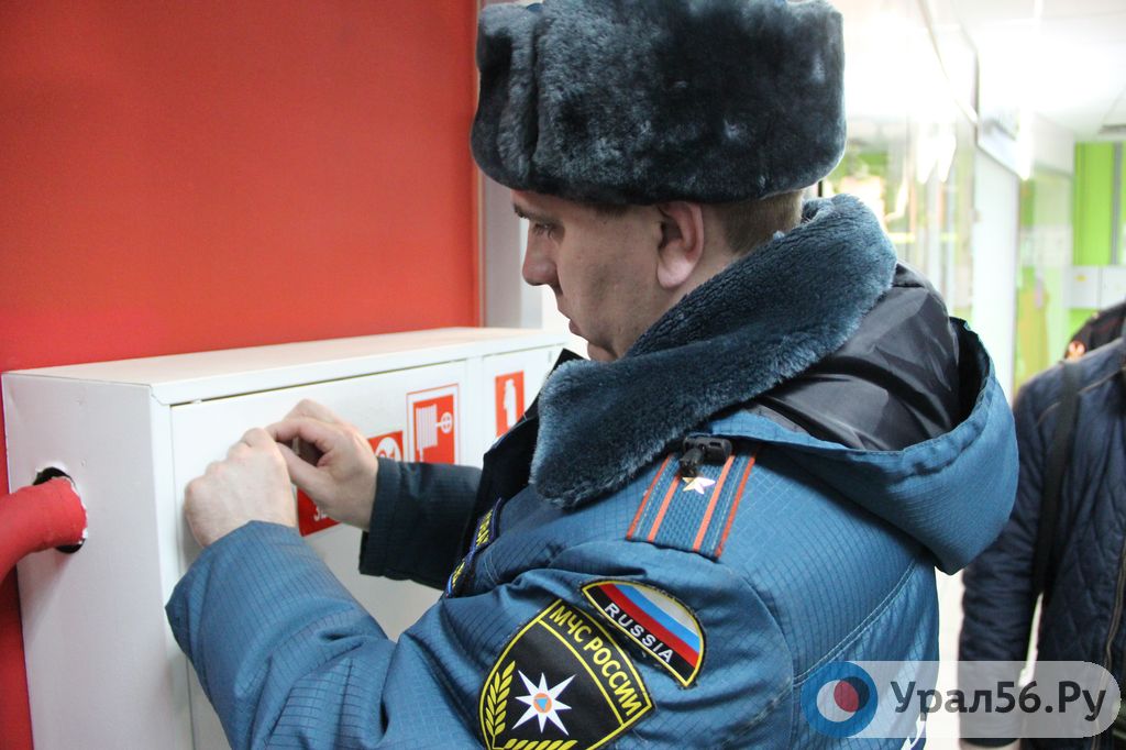 Проверка пожарной безопасности в одном из ТЦ Оренбургской области, фото из архива, 2018 год