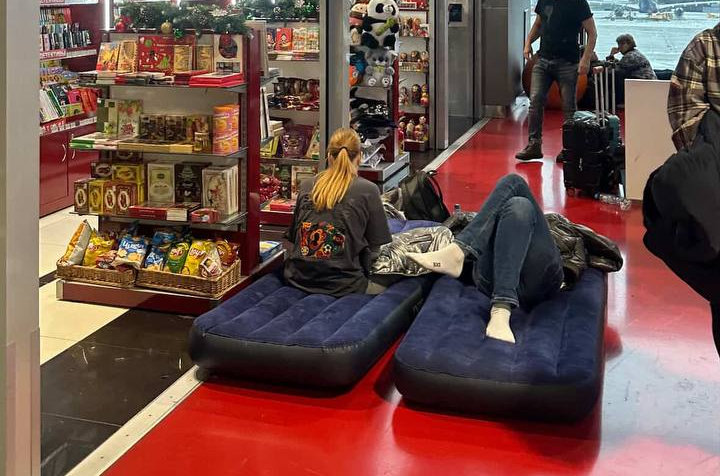 Пассажиры на надувных матрасах в аэропорту в Москве, фото: очевидец Светлана