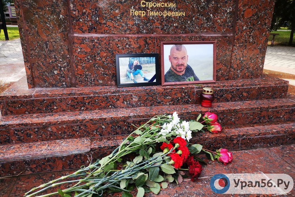 Постамент памятника «Ангел мира» в Оренбурге, где неизвестные установили фото «Тесака» и возложили к ним цветы.