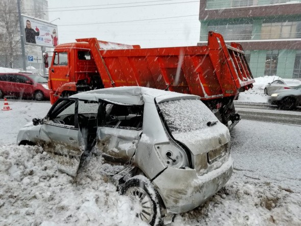 Смертельное ДТП: в Оренбурге столкнулись КамАЗ и Skoda