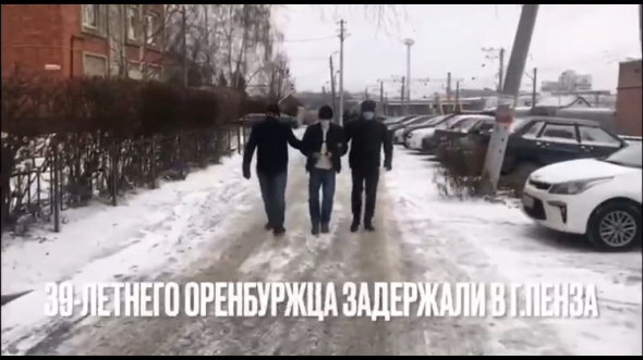 Грабитель, напавший на маму ученика возле школы в Оренбурге, пытался сбежать в Москву (видео задержания)