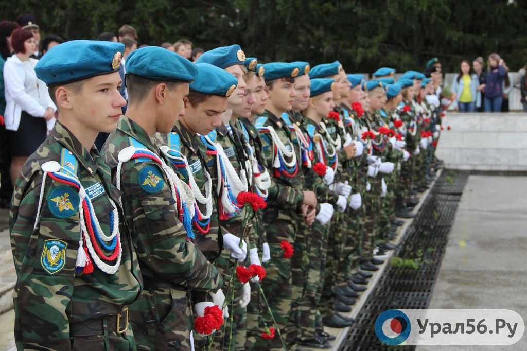 Цветы к памятнику орскому герою – цветы для всех жертв Беслана