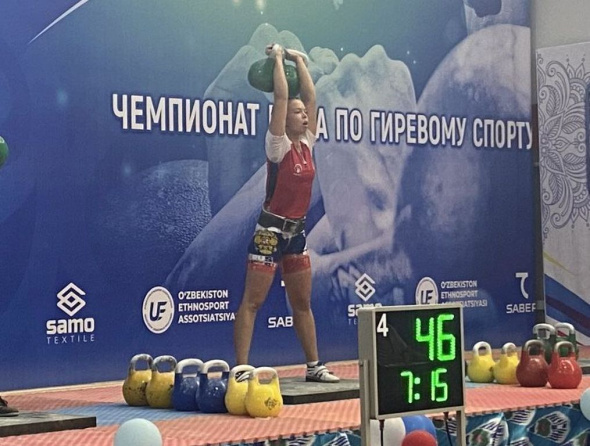 Студентка ОГУ Эльвира Сатлыкова установила мировой рекорд в толчке гирь по длинному циклу