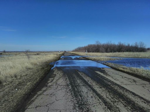 В Оренбургской области талые воды начали подтапливать дороги