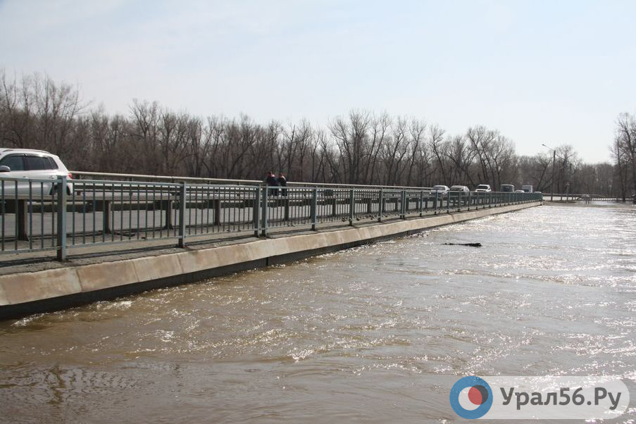 Оренбург разлив урала. Паводок Орск урал56. Разлив Урала 1942. Река Урал Новотроицк. Разлив Урала в Орске.