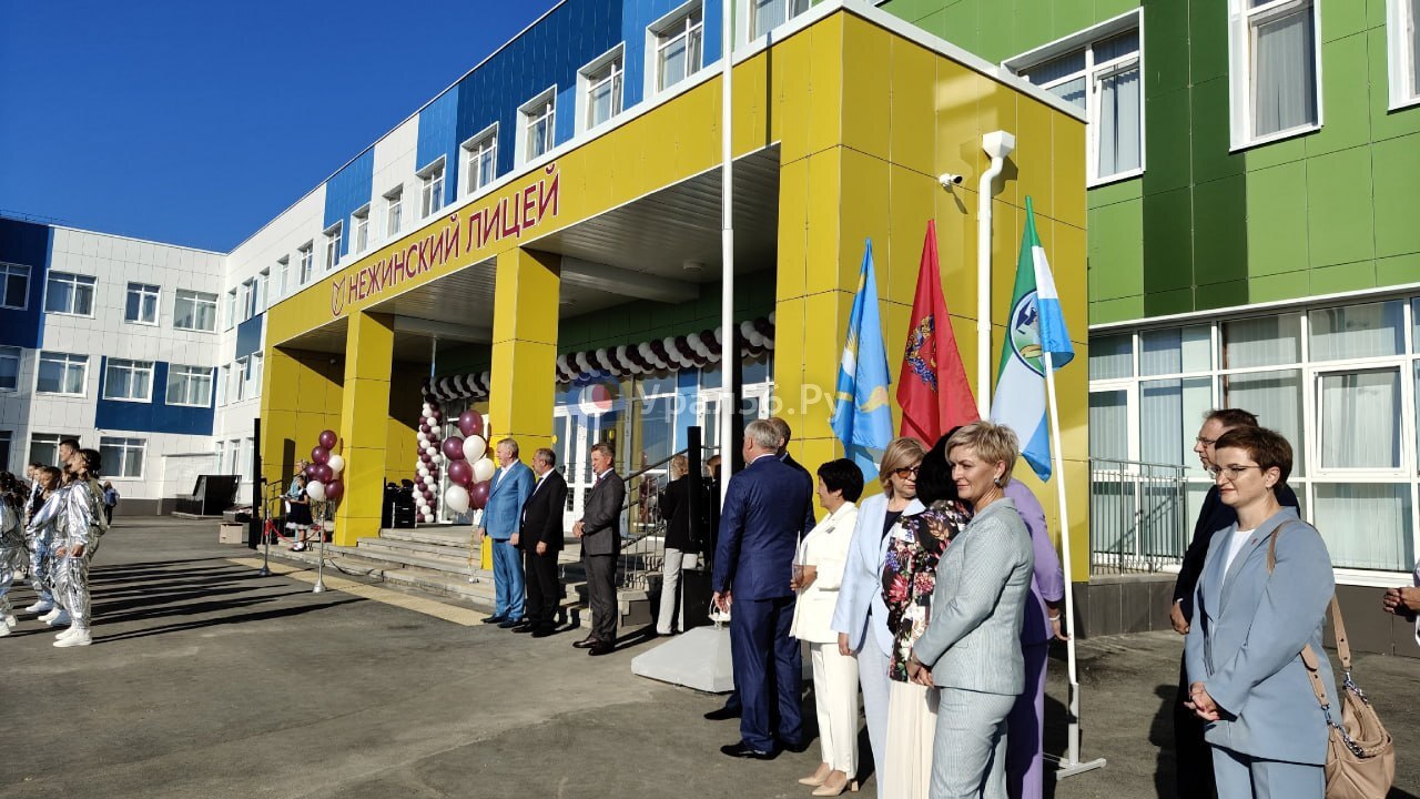 Линейка в Нежинском лицее в прошлом году 