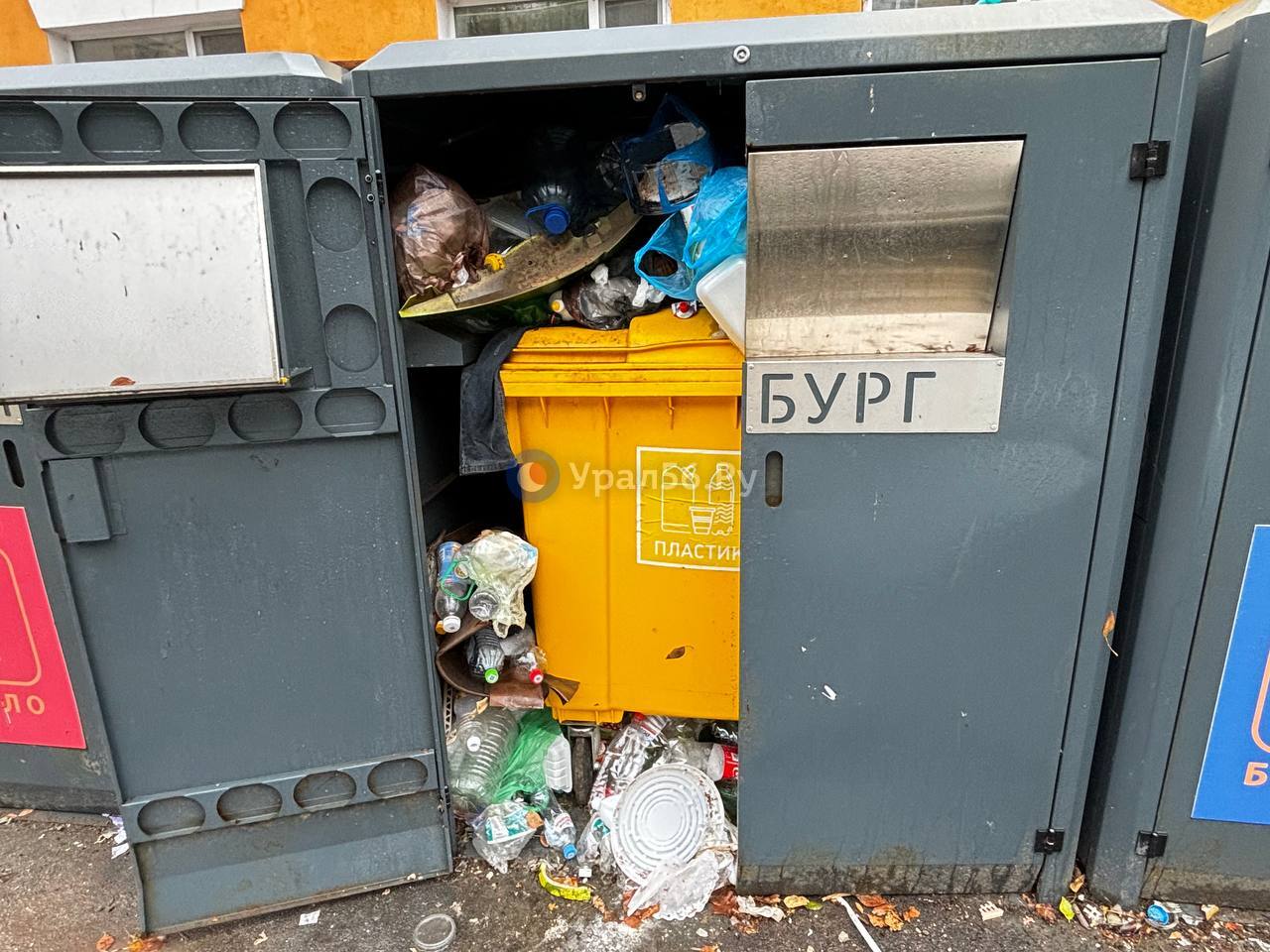 Заполненная мусорка в Оренбурге. Фото из архива