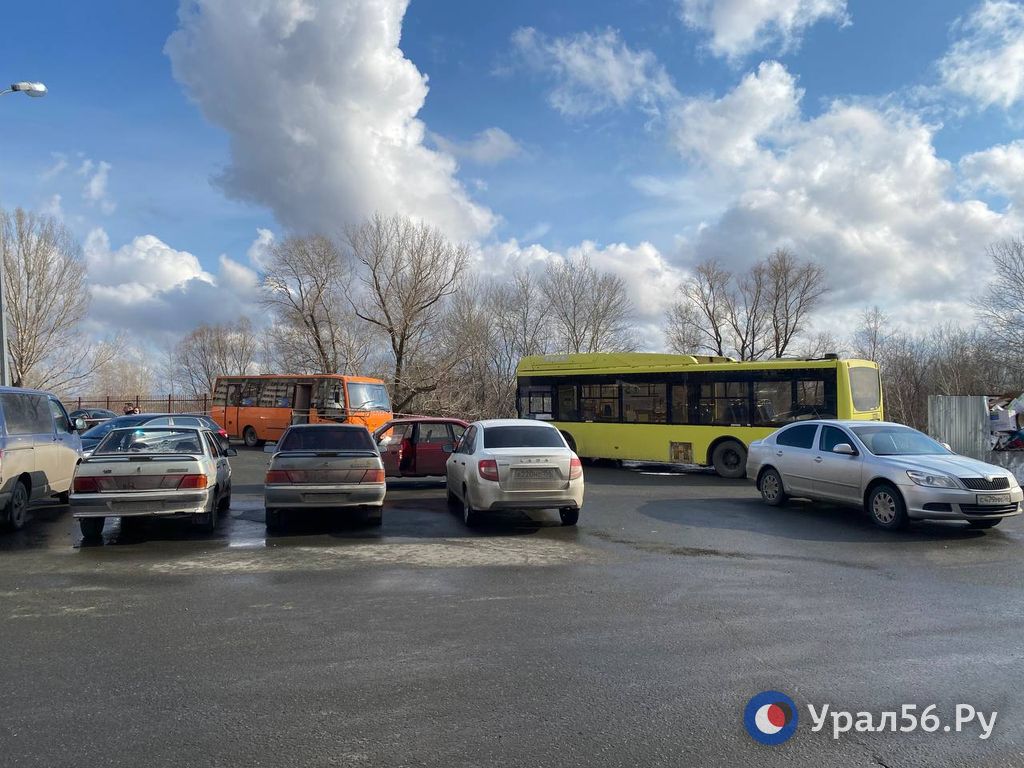 Ситуация на улице Уральской в Оренбурге: полиция, пожарные, сотрудники МЧС