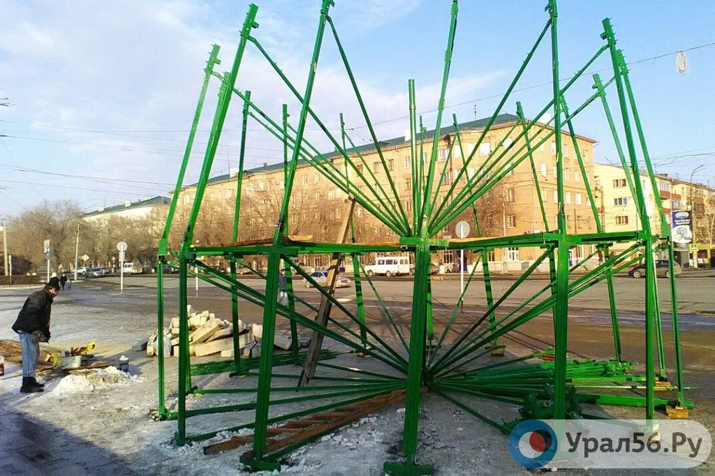В Орске начали устанавливать главную городскую елку