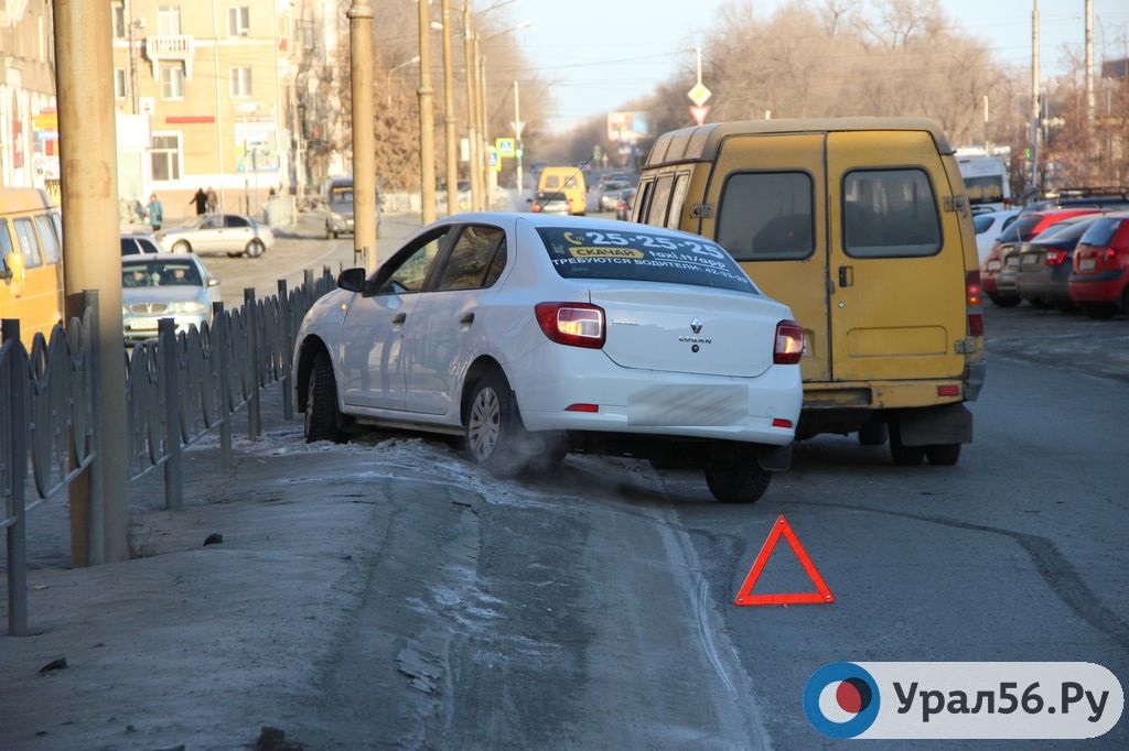 В центре Орска столкнулись ГАЗель и такси