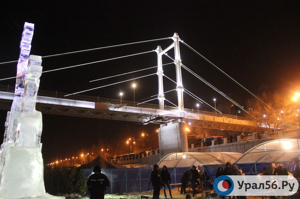 Прорубь на реке Урал в районе пешеходного моста, 2017 год, Оренбург