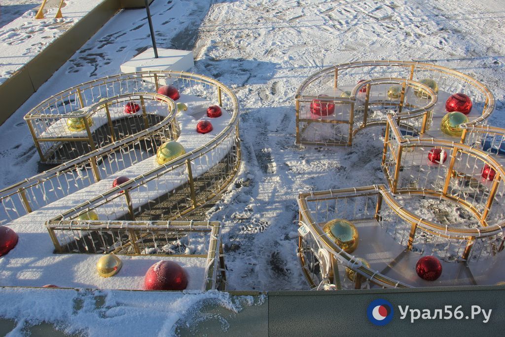 На площади имени Ленина в Оренбурге идет подготовка новогоднего городка
