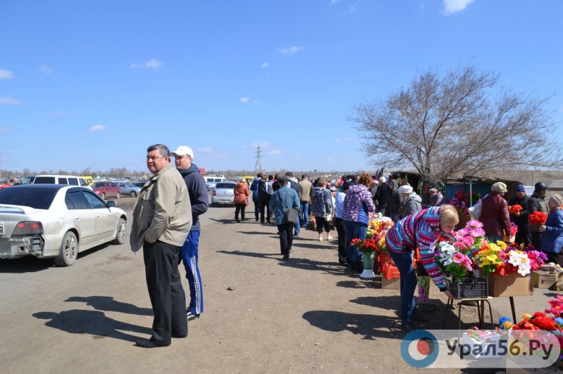 Перед кладбищем на Радоницу, фото из архива