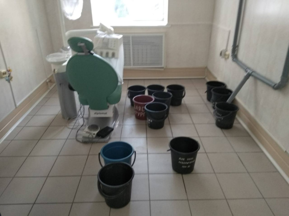 12 ведер с водой: В Оренбурге обратили внимание на протекающий потолок в стоматологии