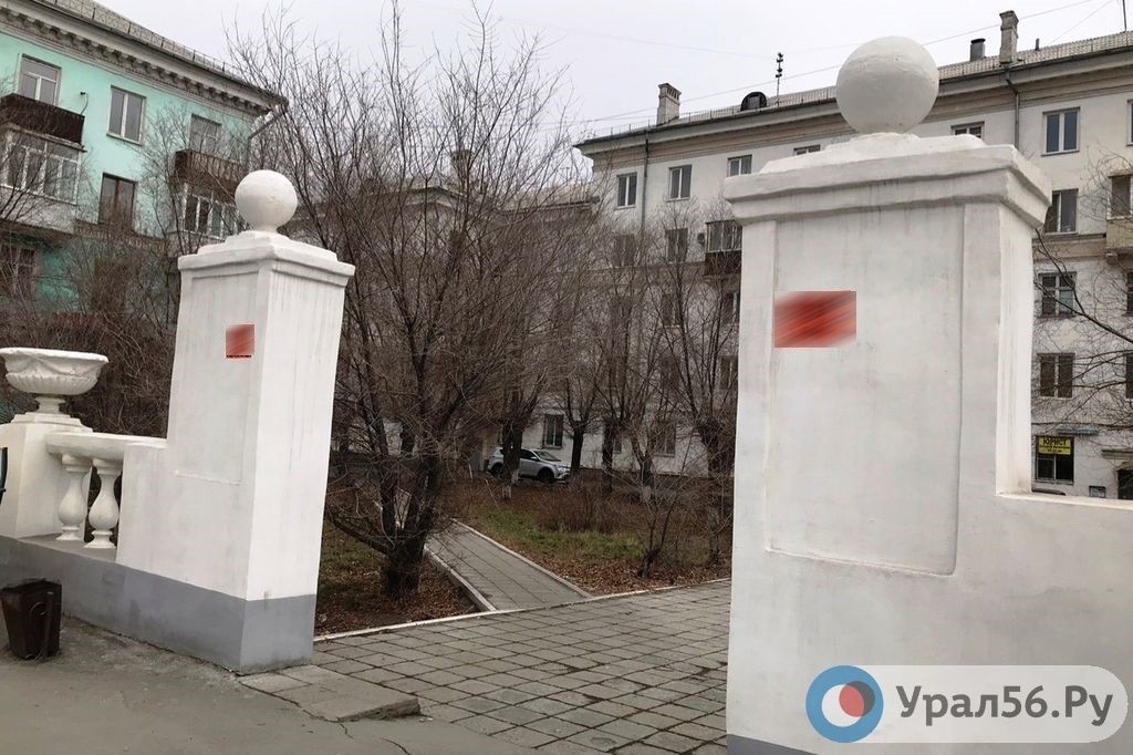 Рекламные листовки на белоснежной балюстраде