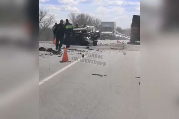 У выезда с Кушкулей в Оренбурге столкнулись 3 автомобиля (видео)