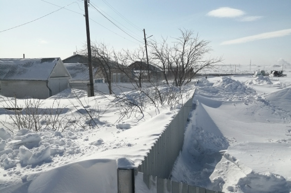 «На дороге двухметровые сугробы, случись что – врачи до пенсионеров не доберутся». Окраинные поселки Орска завалило снегом (фото)