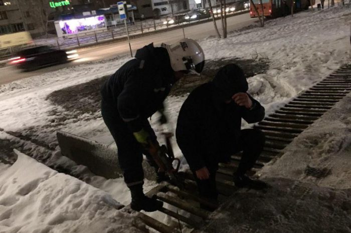 В Оренбурге мужчина застрял в ливневке