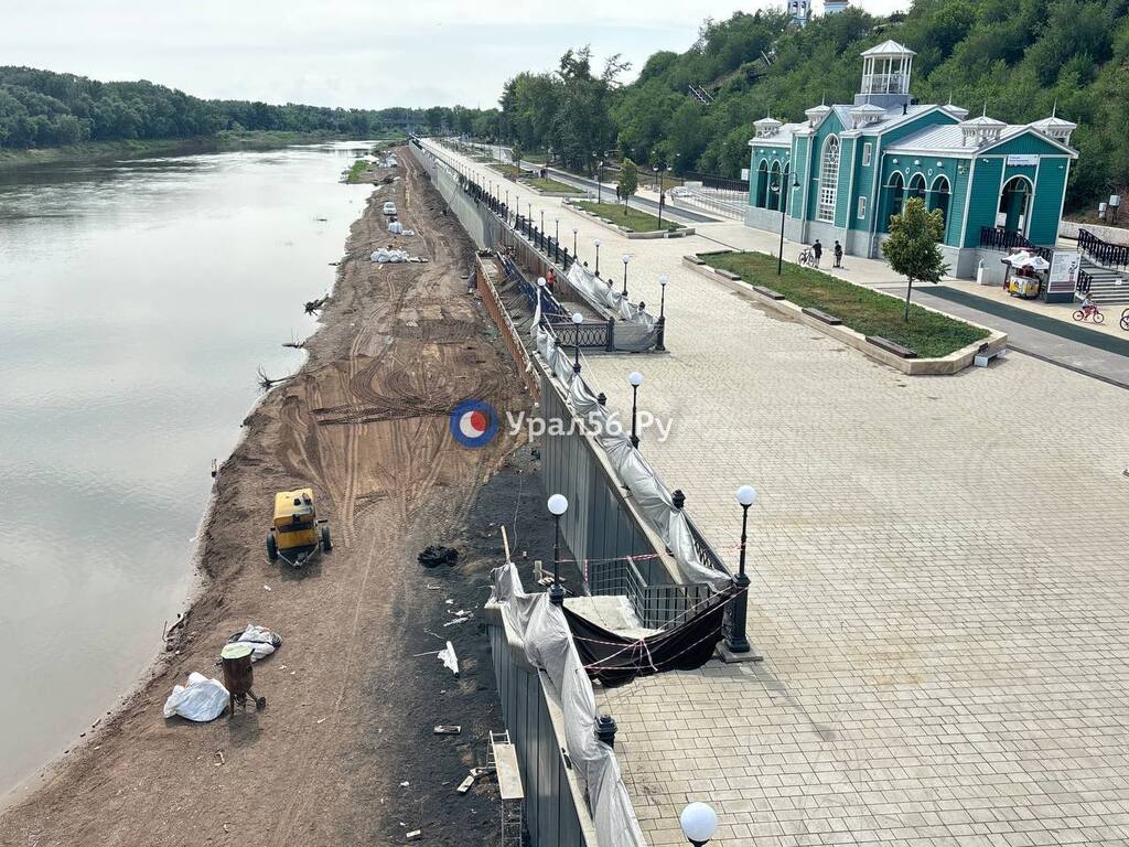 Набережная у пешеходного моста в Оренбурге