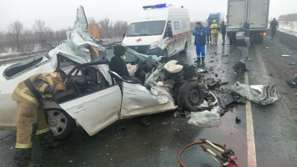 Пассажир Skoda Rapid погиб на месте: на трассе Оренбургской области легковой автомобиль попал в ДТП с грузовиком