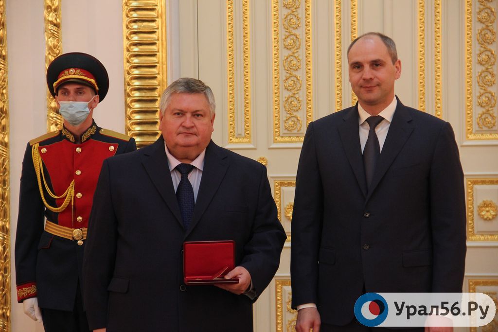 Денис Паслер и первый вице-губернатор Сергей Балыкин, который награжден медалью Ордена «За заслуги перед Отечеством» 1 степени