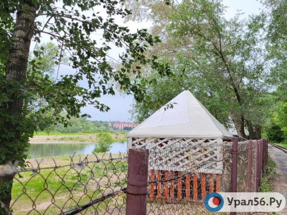 Урал за «колючкой»: в Оренбурге доступ к форштадтскому пляжу уже несколько лет ограничен забором с колючей проволокой. Фотофакт Урал56.Ру
