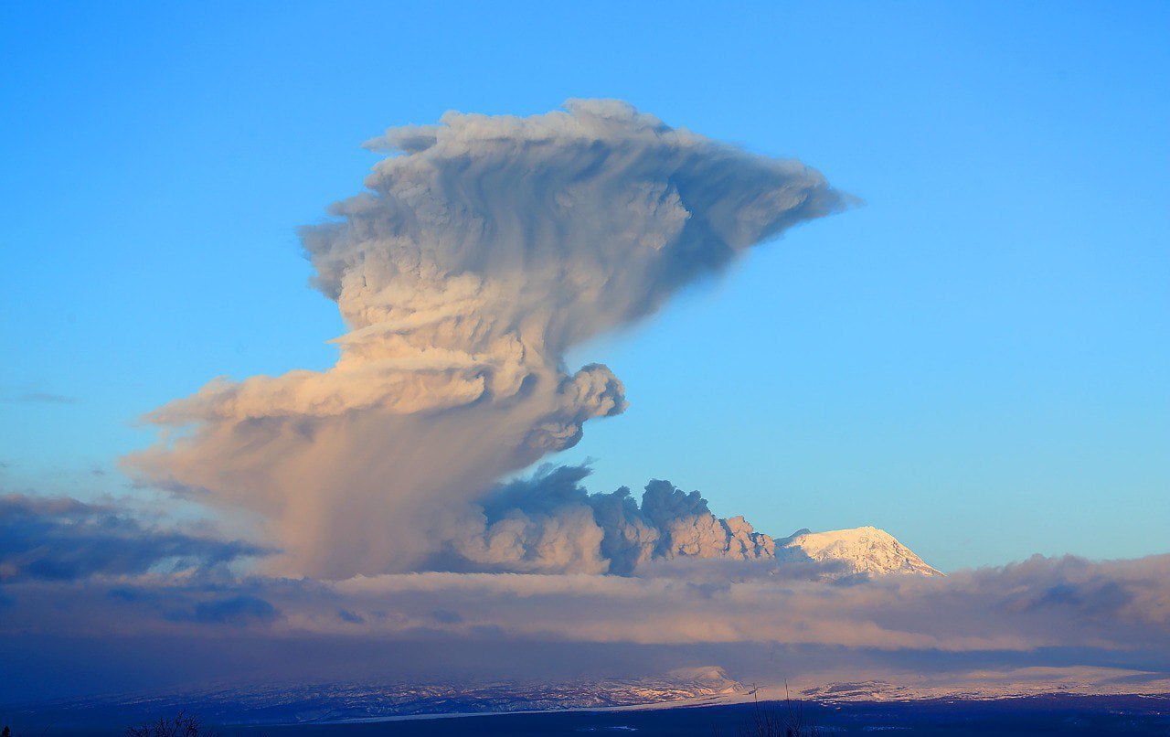 Выброс пепла. Источник фото: РЕН ТВ