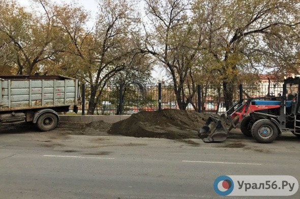 На улице Станиславского в Орске убирают грязь и землю вдоль дороги 