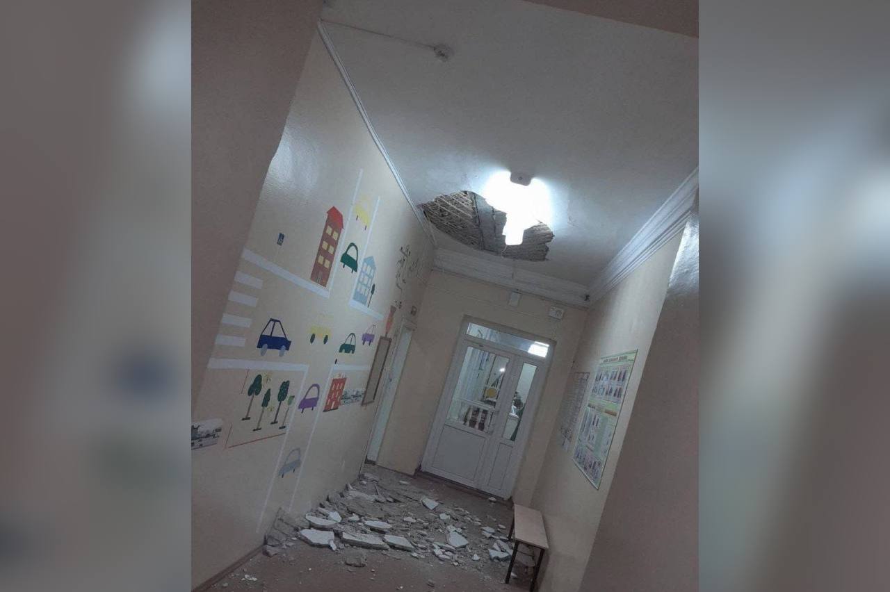 Школа 13 бузулук. Школе обвалилась штукатурка. Потолок упал в школе 25. Рабочая 13 Бузулук. Адыгея школа упал потолок.