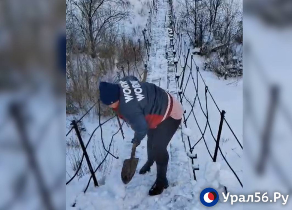 В Оренбургской области многодетная мать из-за бездействия администрации самостоятельно расчистила снег до школы 