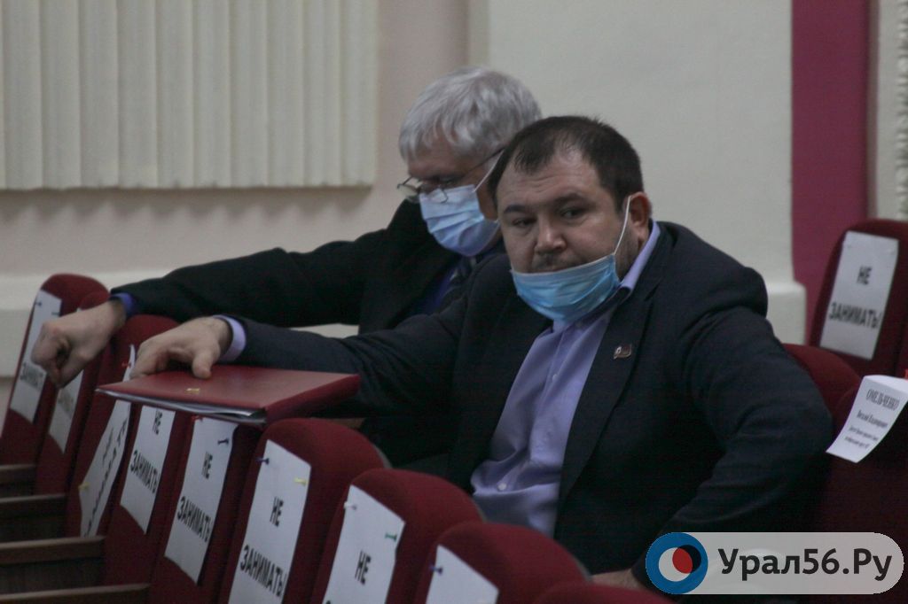 Валерий Береглезов и Виталий Омельченко на заседании горсовета 18.02.21