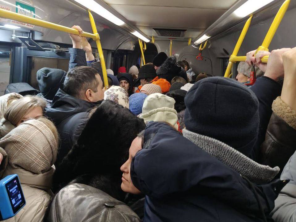 Заполненный салон автобуса, фото депутата Батурина