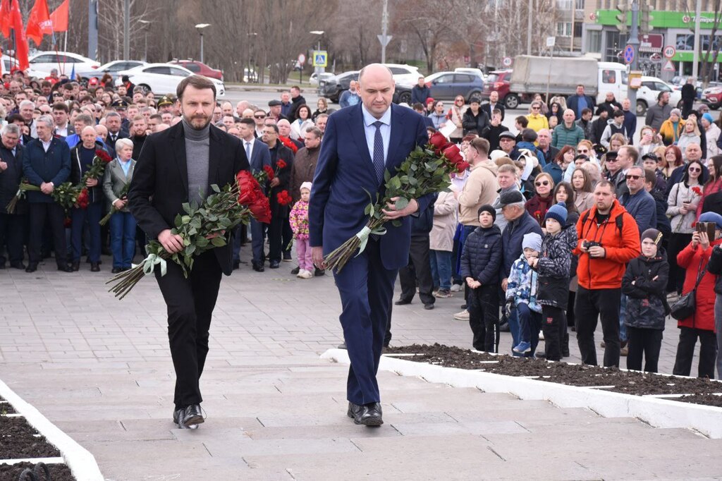 Максим Орешкин и Евгений Солнцев на возложении цветов. Фото администрация Оренбурга